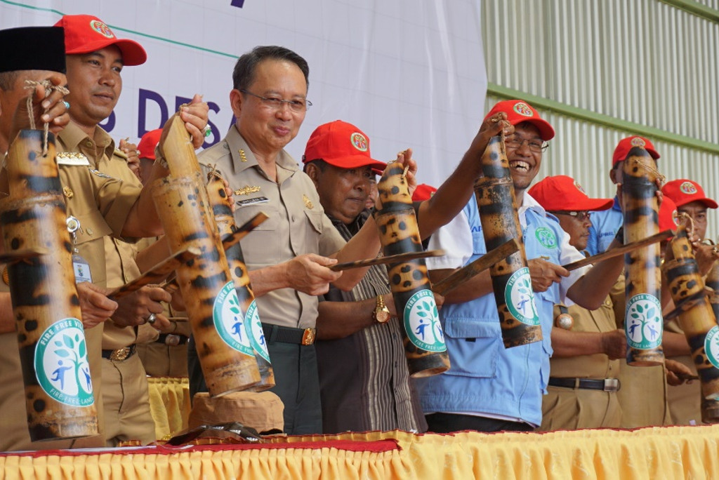 RAPP, with chief of the National Disaster Mitigation Agency (BNPB), Willem Rampangilei, launches its 2017 Fire-Free Village Programme