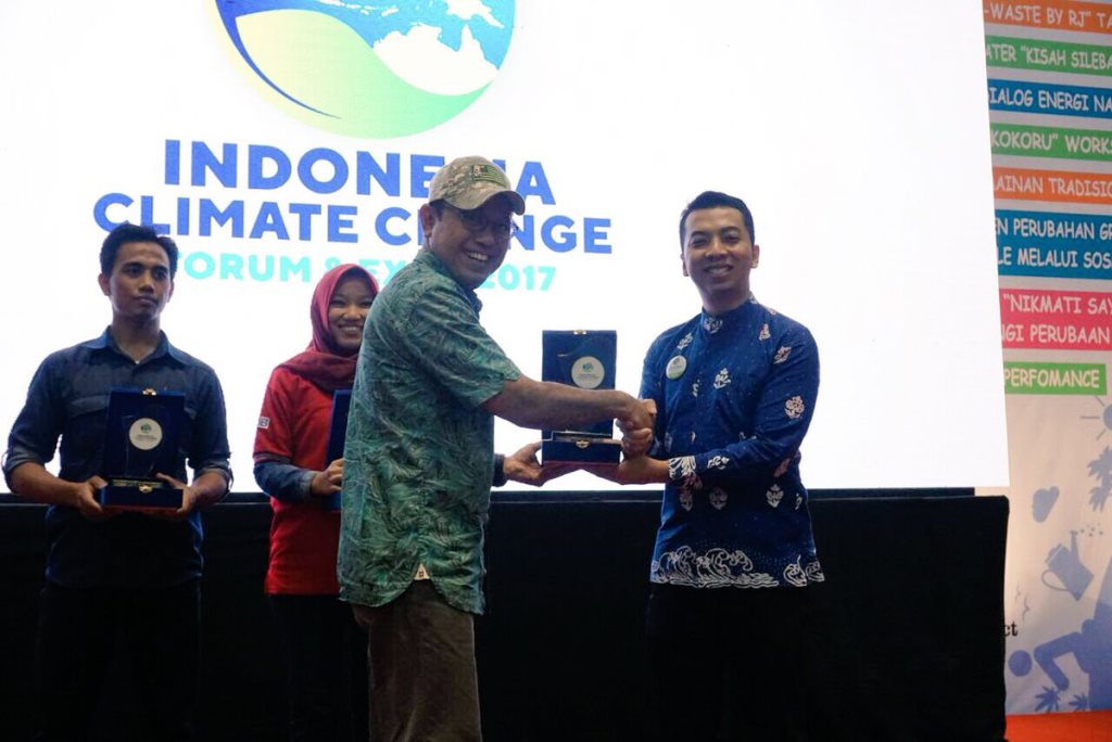 Berpartisipasi dalam Indonesia Climate Change Exhibition 2017 sekaligus  APRIL menjadi juara pertama stand terbaik