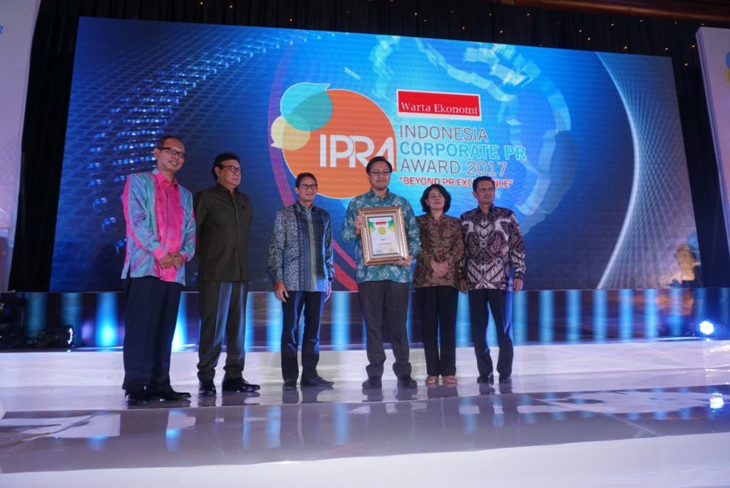 APRIL menerima The Indonesia Corporate PR Award dari Warta Ekonomi