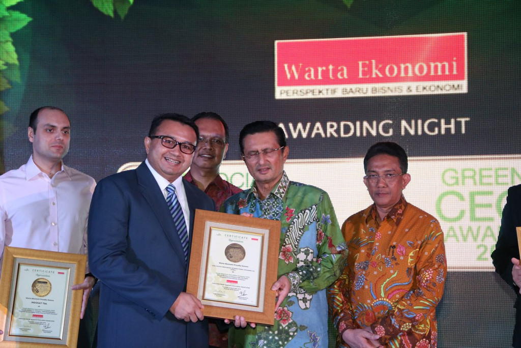 APRIL Director of Corporate Affairs, Agung Laksamana, receives  Social Business Innovation Award from Warta Ekonomi