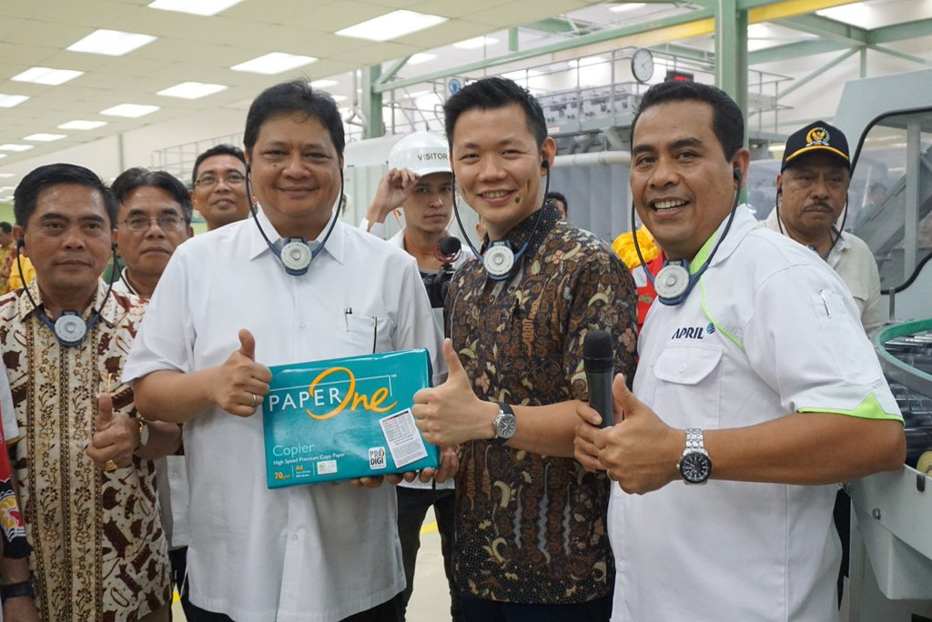 The Indonesian Minister of Industry, Airlangga Hartarto, is introduced to our PaperOne product on a visit to our operations in Pangkalan Kerinci, Riau.
