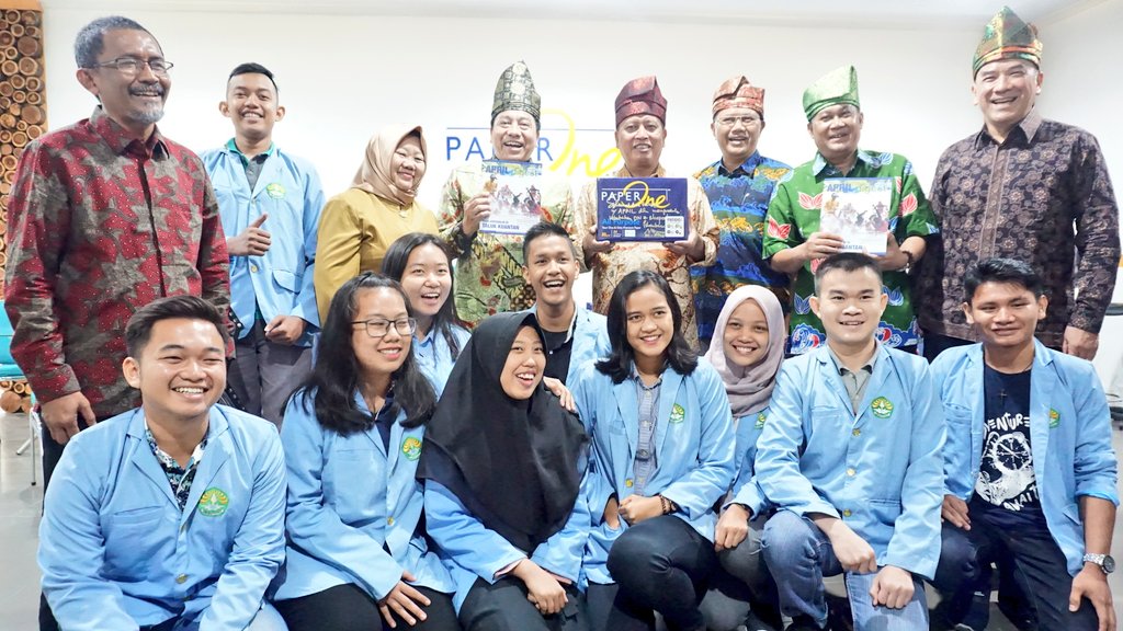 Menristekdikti Berfoto Bersama Manajemen APRIL, RAPP, Tanoto Foundation dan Mahasiswa Universitas Riau - APRIL