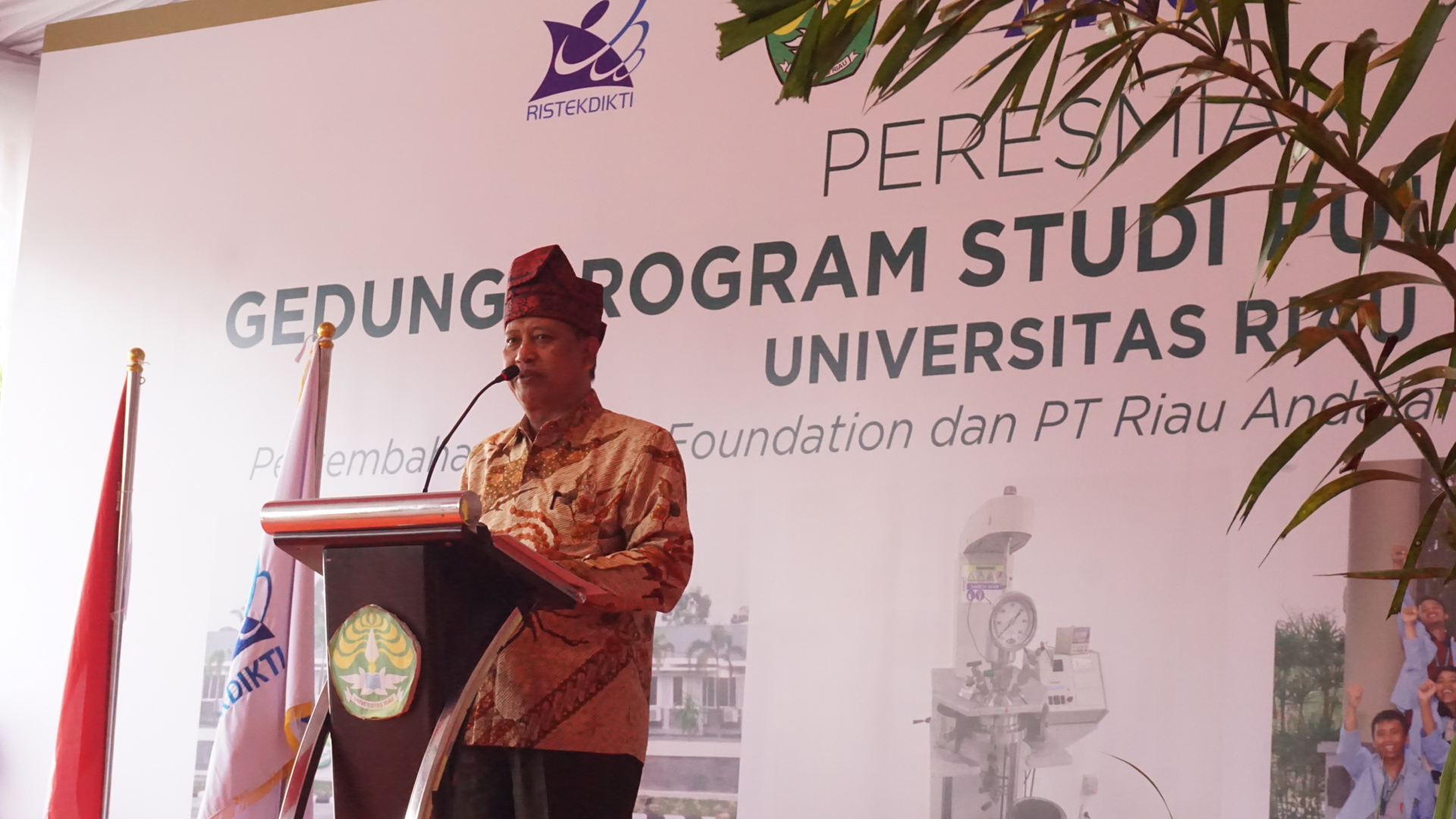 Menteri Riset Teknologi dan Pendidikan Tinggi (Menristekdikti) Mohamad Nasir memberikan kuliah umum pada peresmian DIII Pulp dan Kertas di Universitas Riau