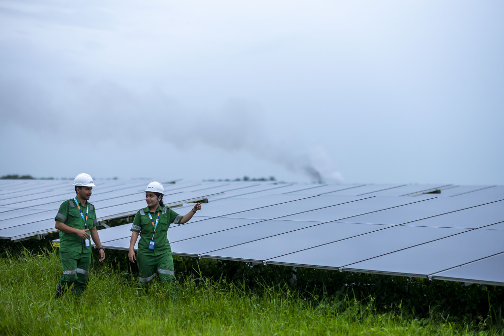Pemasangan panel surya 20MW di Pangkalan Kerinci, Riau.