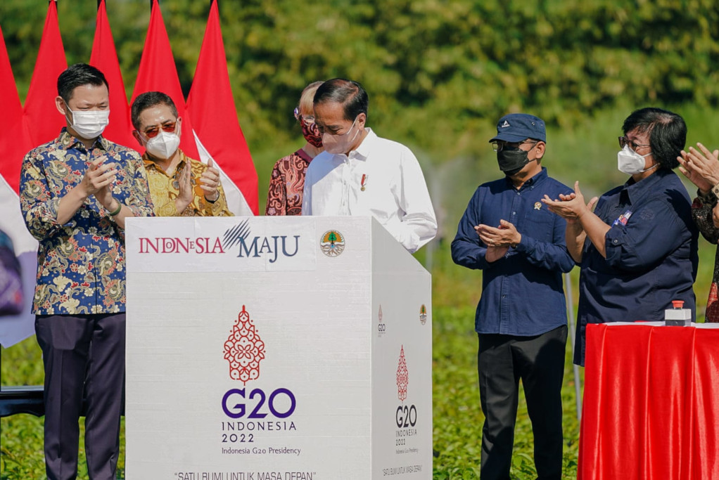 Presiden Joko Widodo, meresmikan Pembibitan Rumpin di Bogor, Jawa Barat, yang didirikan bekerja sama dengan APRIL Group.