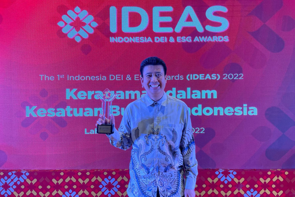 APRIL menerima penghargaan kategori environment, social, and governance (ESG) dalam Indonesia DEl & ESG Award (IDEAS)