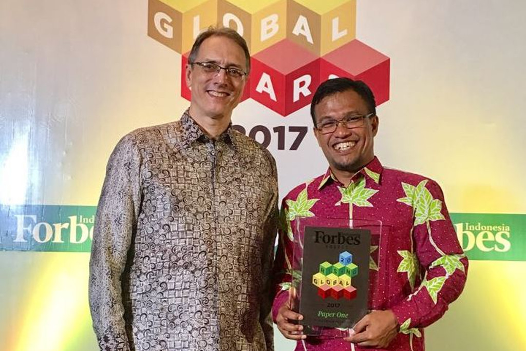 Merk ternama dari APRIL, PaperOneTM menerima penghargaan The Raising Global Stars Award 2017 dari Forbes