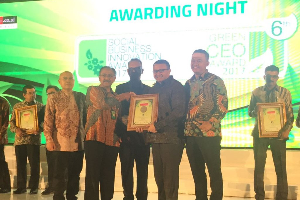APRIL menerima the Best Social Business Innovation Company Award 2017 dari Warta Ekonomi