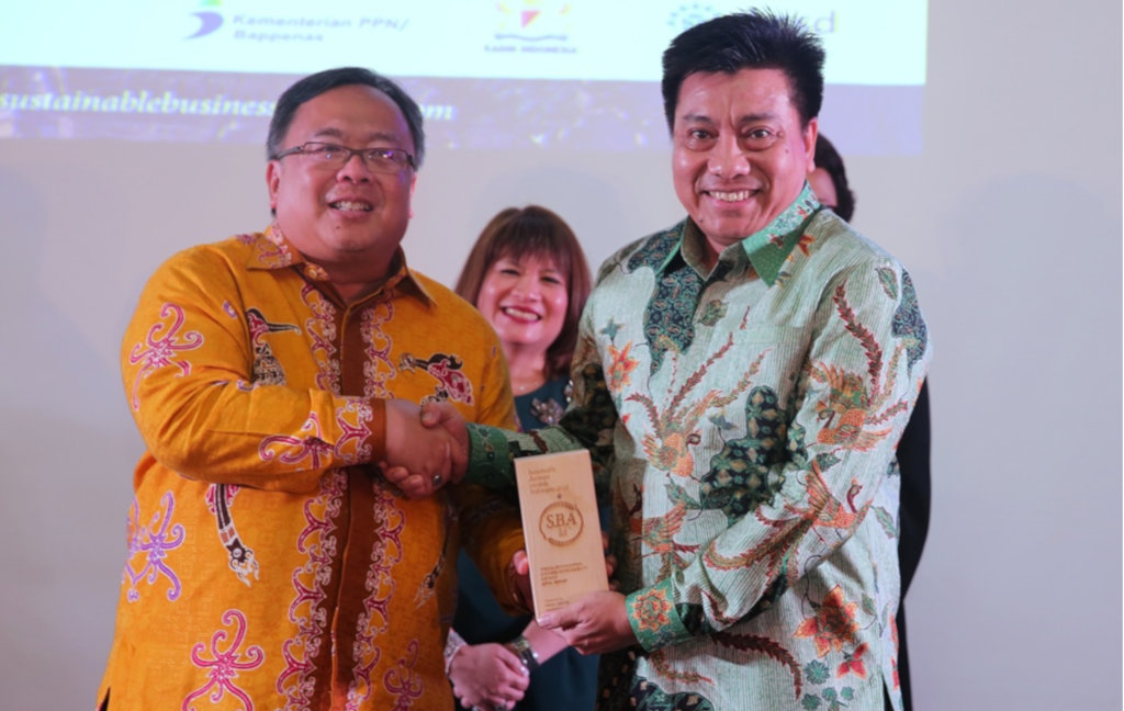 Grup APRIL menerima penghargaan sebagai perusahaan terbaik di bidang program SDGs pada acara Sustainable Business Award (SBAs) Indonesia.