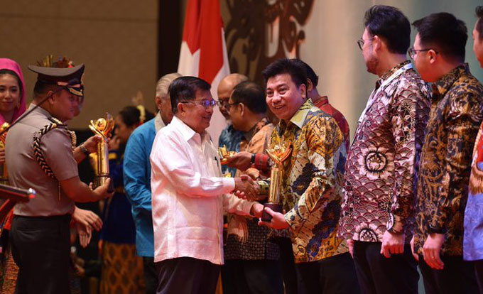 APRIL memenangkan penghargaan Primaniyarta 2019 sebagai eksportir terbaik dari Kementerian Perdagangan di Trade Expo Indonesia pada Oktober 2019.
