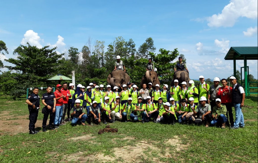 Murid-murid dari Jakarta dan Pekanbaru mengunjungi Elephant Flying Squad (EFS) di Estate Ukui, Riau dalam kegiatan Field Trip bersama The Fascinating World of Forestry.