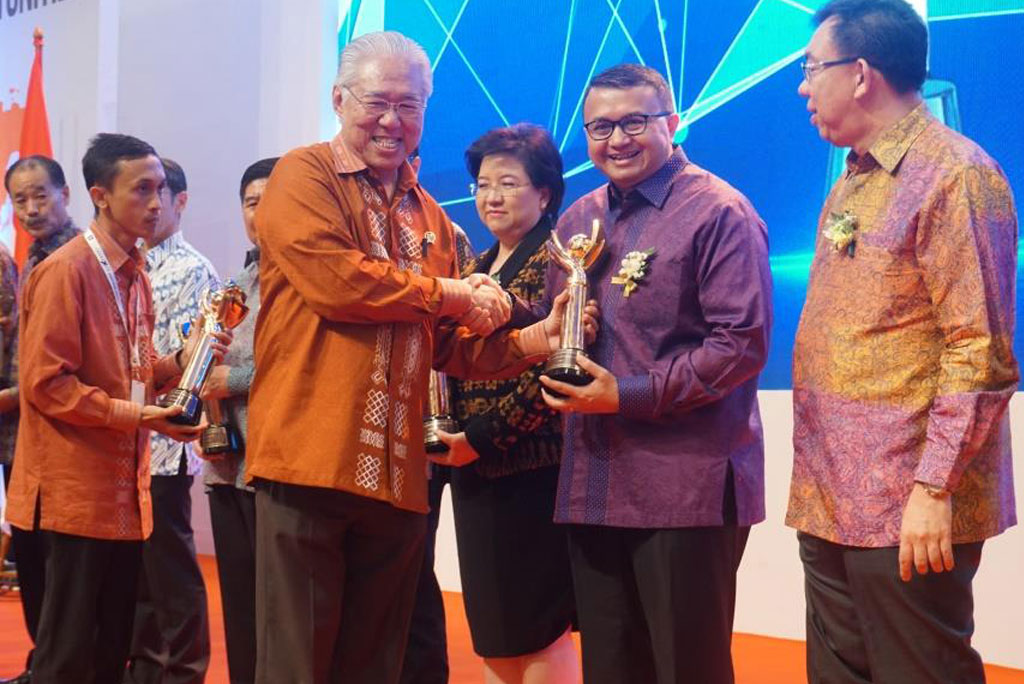 APRIL menerima Primaniyarta Award 2018 dari Kementrian Perdagangan Indonesia sebagai  Eksportir terbaik.