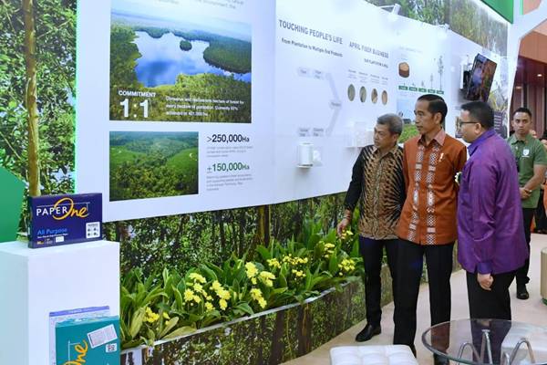 Presiden Indonesia, Jokowi, melihat produk APRIL, PaperOneTM ketika mengunjungi Booth APRIL di Trade Expo Indonesia 2018