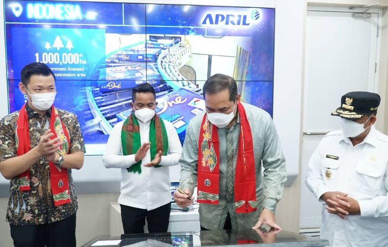 Indonesia’s Minister of Trade, Muhammad Lutfi, inaugurated PaperOne Gallery in Pangkalan Kerinci