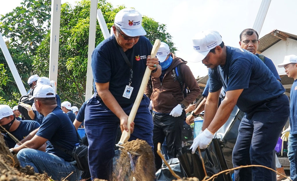 Employees participated in a two-day community work program to help improve infrastructure, education and health, as part of RGE Founder’s Day in September 2019.