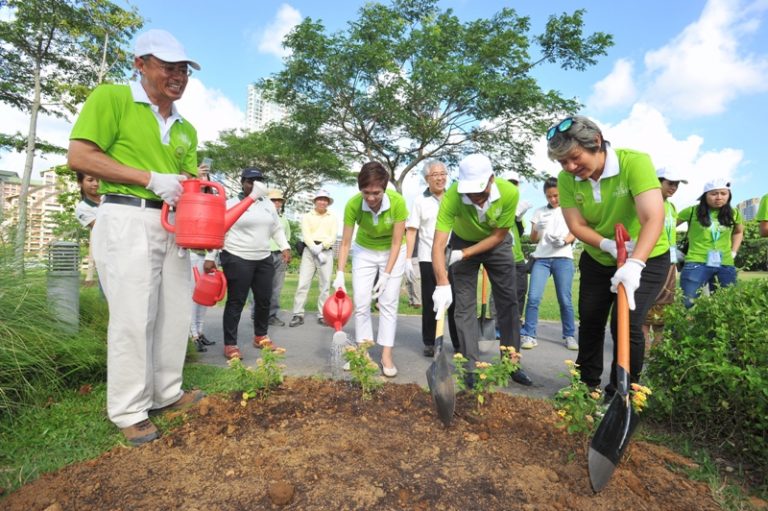 Celebrating SG50 through Community Partnership with Singapore’s National Parks Board From left – APRIL Group Chairman Mr Bey Soo Khiang, Senior Minister of State Mrs Josephine Teo, NParks ACEO