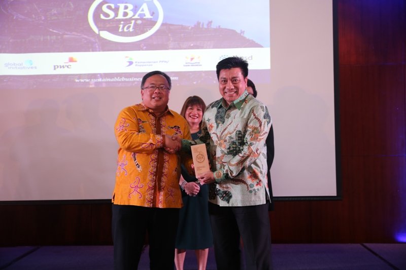 Sihol P. Aritonang, Direktur Utama, PT Riau Andalan Pulp and Paper menerima SBA Award Sustainable Business Award