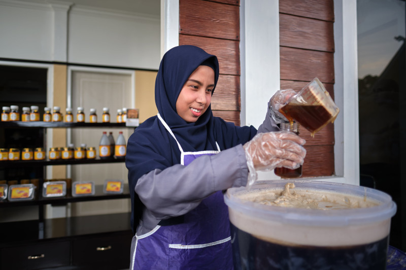 Rapp Preserves Rare Sialang Honey rapp preserves rare sialang honey 01 — APRIL Asia