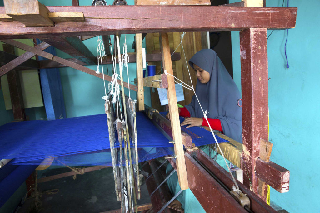 women earn livelihood through rapps cloth weaving program 03 &mdash; APRIL Asia